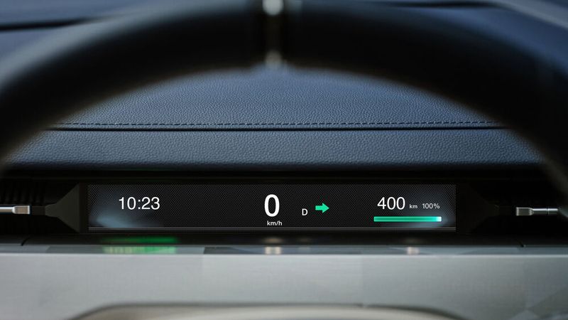 Vor dem Fahrer hat Aiways ein dezentes Display platziert, das über das anliegende Tempo und die Restreichweite informiert. (Bild: Aiways)