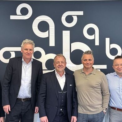 Betzemeier hat den Software- und IT-Anbieter Midata übernommen. Im Bild (v. l.): Anna-Lena Betzemeier, Christoph Reuter (MCE Bank), Clemens Betzemeier, Marco Christ (MCE Bank), Björn Hippmann (Midata) und Maximilian Betzemeier. (Bild: MCE Bank)