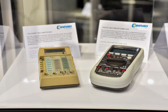 Links: Das 1982 vorgestellte Multimeter VOLTCRAFT 6010 eroberte innerhalb kürzester Zeit den Markt. Binnen eines Jahres wurden über 100.000 Stück verkauft. Es war das erste vom Conrad Technology Center entwickelte VOLTCRAFT Produkt und besaß einen unschlagbar niedrigen Preis. Es bot eine 3 ½ - stellige Anzeige, einen 20 A-Bereich für Gleich- und Wechselstrom und die Möglichkeit der Durchgangsmessung. Rechts: Digital-Multimeter VC890 OLED (Fotostudio SX Heuser)