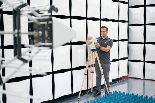 Zur Unterstützung der Zertifizierung medizinischer Systeme bündelt die CSA Group eine Reihe von physischen und regulatorischen Prüfkapazitäten an ihrem europäischen Hauptsitz im bayerischen Plattling. Die Prüfdienstleistungen umfassen u. a. EMV.(Bild:  Stanislav Milata)