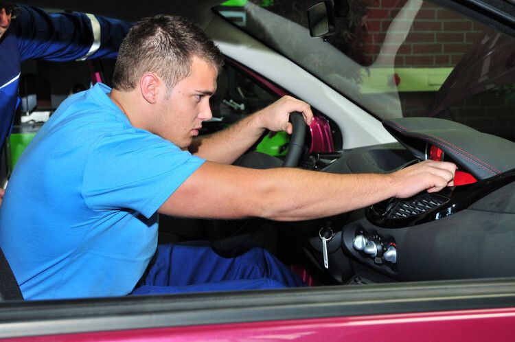 Christian Schunck aus dem Saarland sucht nach dem Grund dafür, dass der Renault keine ausreichende Motorleistung hat. (Foto: Schmidt)