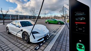 Die Preisstrukturen an der Ladesäule sind nicht immer kundenfreundlich. (Bild: Marco Prosch Photography/Porsche)
