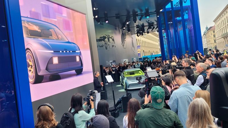 Bei der Premiere der Studie „Three“ war ganz schön was los. Die Serienversion des kompakten E-Autos startet 2026. (Bild: Wehner - VCG)