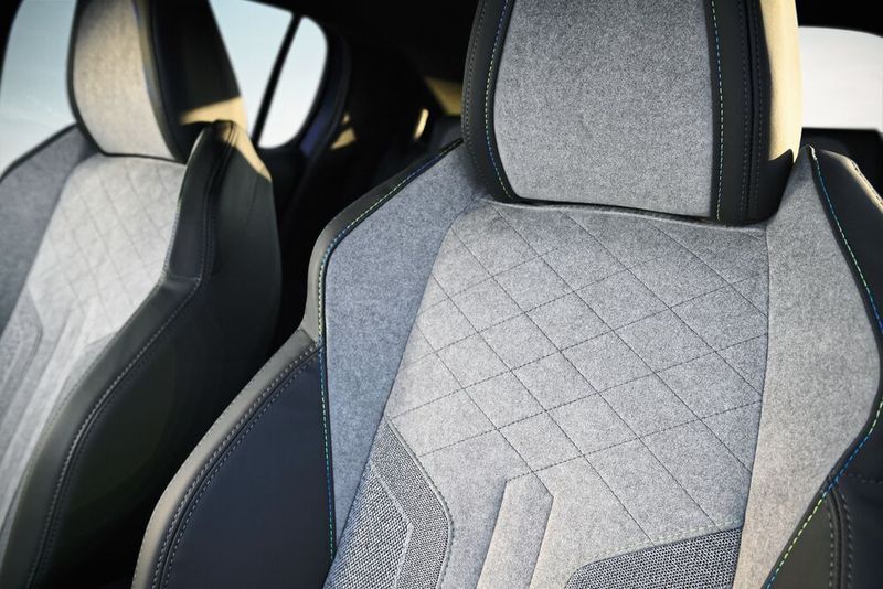 Fahrer und Beifahrer profitieren zudem von den stark konturierten Sitzen. (Peugeot)