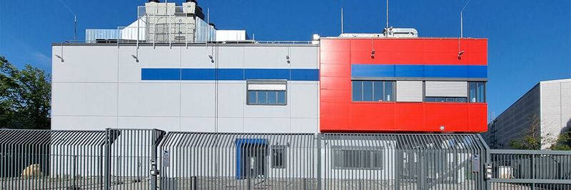 Das SDC-Rechenzentrum in Kirchheim-Heimstetten, das verteilt auf zwei Stockwerke 5.600 Quadratmeter Whitespace besitzt. Nebenan ist noch Fläche zum Ausbau. (Bild:  Spacenet AG)