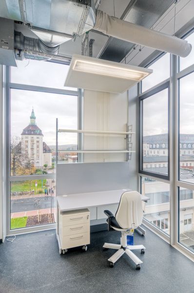 Abb. 2: Durch großzügige Fensterflächen erhalten die Arbeitsplätze viel Licht.  (Bild: Jörg Stanzick/Carpus+Partner)