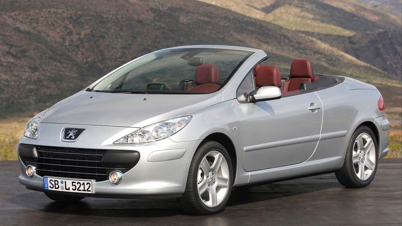 Sonnenkönige: Mit den Modellen 206 CC und 307 CC (im Bild) revitalisierte Peugeot in den 2000ern die Idee der Klappdachcabrios erfolgreicher als die Konkurrenz. (Bild: Peugeot)