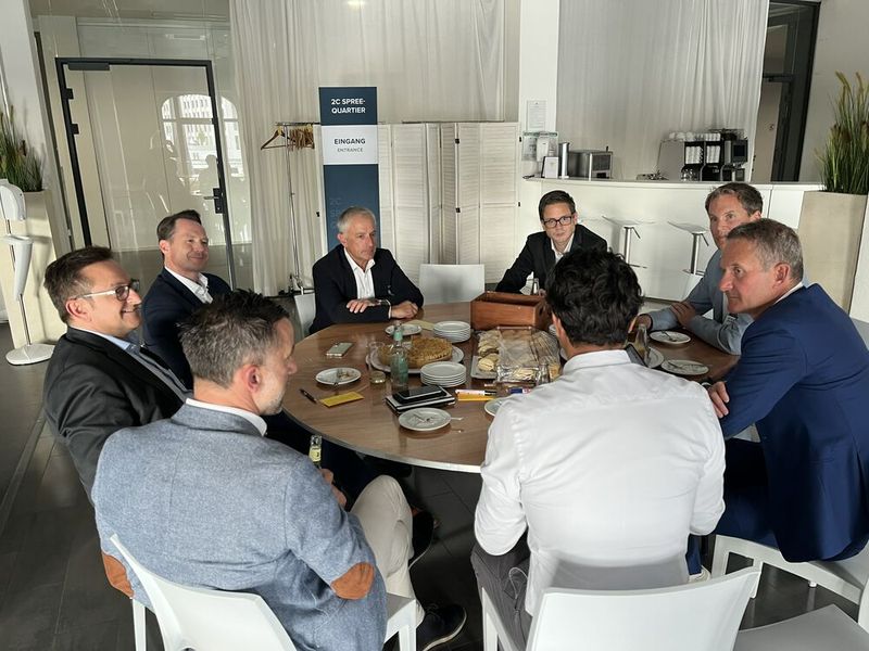 Kaffee, Kuchen und intensiver Austausch zum Thema NextGen Kunde im Roundtable von Stefan Langhirt, PROFI AG. (Bild: Vogel IT-Akademie)