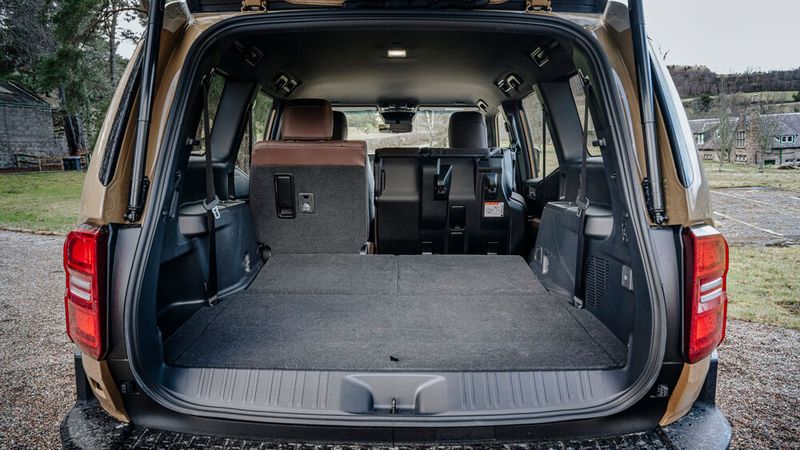 Sind die gefalteten Rücksitze in der zweiten Reihe nach vorne geklappt und die beiden Einzelsitze in Reihe drei flach im Boden versenkt, entsteht eine riesige Ladefläche. (Bild: Toyota)