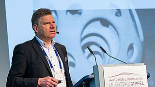 Martin Hillebrecht, Leiter des Competence Center Leichtbau, Werkstoffe und Technologien beim Entwicklungsdienstleister EDAG, führte durch die Session Produktion II. (Stefan Bausewein)