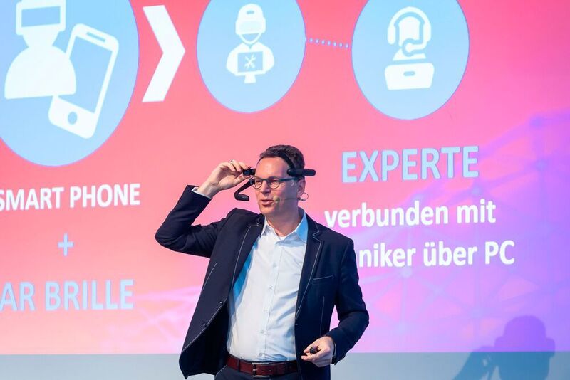 Dazu gehört unter anderem Augmented Reality für die Werkstatt: Der Monteur bekommt technische Informationen in ein Zusatzdisplay eingespielt. (Stefan Bausewein)