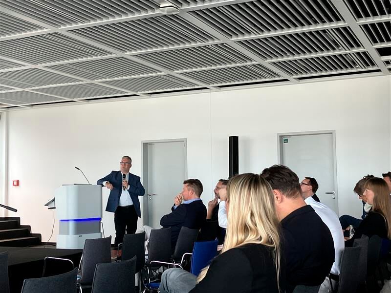 Auch der zweite Geschäftsführer Heiko Mania hielt eine kurze Rede über Software-Einsätze und politische Rahmenbedingungen – Stichwort Krankenhauszukunftsgesetz (KHZG).  (Bild: © Serina Sonsalla / Vogel IT-Medien)