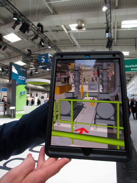 Die AR-Anwendung Vuforia View läuft als App auf jedem mobilen Endgerät. Beim Stahlhersteller Salzgitter wurde eine große Fläche am Stand zur virtuellen Produktionsanlage. (J. Pfeiffer/konstruktionspraxis)