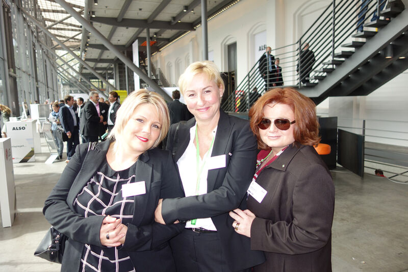 (v. l.) Jana Tappendorf, Microsoft, mit Christine Händler und Ufo Foellmer, comTeam (Bild: IT-BUSINESS)