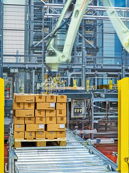 Die als Rollen- und Kettenförderer ausgeführte Palettenfördertechnik „Powerline“ kann bis zu 1300 kg schwere Ladungseinheiten aufnehmen. (Bild: Knapp)