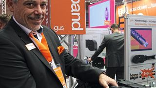 Markus Kogelmann, Branchenmanager Werkzeugmaschienn bei Igus, zeigt, wie einfach die Energiekette zu öffnen und zu schließen ist. (Reinhold Schäfer)