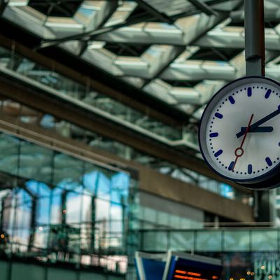 Railway electronics require specially selected semiconductors to withstand voltage spikes, vibration, and harsh operating conditions. (symbolic image) (Source: © SkandaRamana - stock.adobe.com)