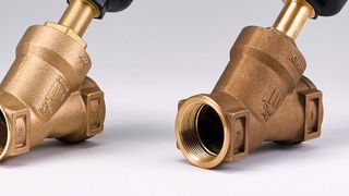 Das Plagiat des Schrägsitzventils „Typ 2000“ erhält den ersten Preis des Plagiarius. Das Original (links) stammt von Bürkert Werke, die Fälschung aus China. Sogar Bürkert-typische Designelemente wurden 1:1 übernommen. (Bild: Aktion Plagiarius e.V.)