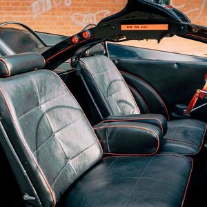 Mehrere Jahre lang wurde das Auto in ganz Europa und im Nahen Osten für Promotion-Aktivitäten eingesetzt, unter anderem mit Adam West, dem Schauspieler der TV-Serie. Davon zeugen noch heute einige signierte Fotos aus der Auflistung.(Bild:  Fabio Gentili Innocenti)