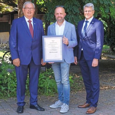 Volker Borchers (Mitte) erhielt von Karl-Heinz Bley (links) und Christian Metje die bronzene ZDK-Ehrennadel. (Bild: Holger Zietz - VCG)