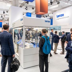 Lenze legte ebenfalls einen Fokus auf das Thema digitaler Zwilling. Am Messestand erklärte das Unternehmen, wie es die Technologie selbst einsetzt, und auch welche Vorteile auf Seiten der OEM zu erwarten sind, indem die Verwaltungsschale beim Condition Monitoring, verschiedener Simulationen oder auch dem Asset Management mit einem digitalen Abbild hilft.(Bild:  Vogel Communications Group)