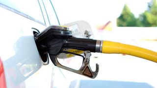 Transport-Unternehmen und Kfz-Betriebe brauchen eine Entlastung: Der ZDK fordert für sie eine Rückerstattung von mehr als 15 Cent pro Liter Diesel. (Bild: frei lizenziert)