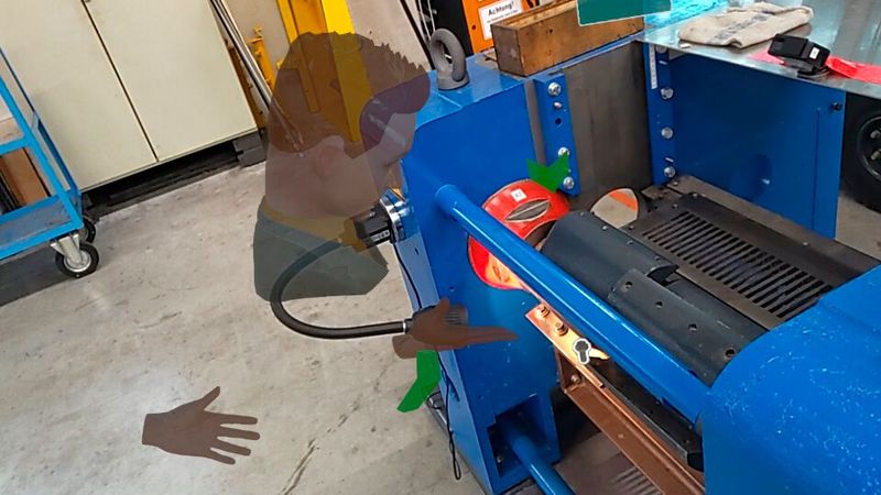 Die Ansicht durch die MR-Brille, bei der digitale Elemente auf die physische Maschine eigeblendet werden können. (Bild: Fraunhofer FIT)