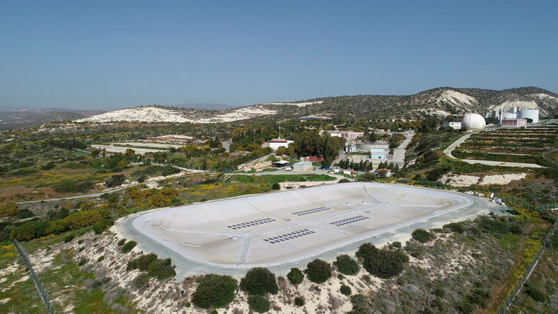 Continental hat die weltweit erste schwimmende Solarfolie auf Zypern installiert und schützt damit das gesammelte Wasser in einem Reservoir in der Region Limassol zuverlässig vor Verdunstung und ungewollter Verschmutzung. Gleichzeitig erzeugen die auf der Spezialfolie integrierten Photovoltaik-Module elektrischen Strom aus nachhaltiger Sonnenenergie.  (Continental AG)