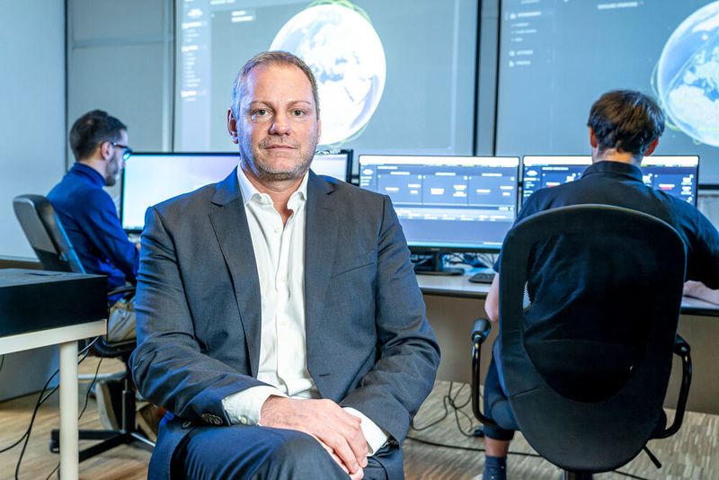 Der Italiener Luca Rossettini hat ein System entwickelt, das Satelliten in einen ungenutzten Bereich der Umlaufbahn befördert und kontrolliert wieder zur Erde zurückbringt. Der Ingenieur will so den Weltraumschrott verringern. Dies soll mit einem intelligenten Rotor gelingen. Dieser ist mit einem eigenen Antrieb, Treibstoff, einer Fernsteuerung und einer Telekommunikationseinheit ausgestattet. Rossettini und sein Team ziehen in der Kategorie „KMU“ ins Finale des Europäischen Erfinderpreises 2023 ein.  (Bild: Europäisches Patentamt)