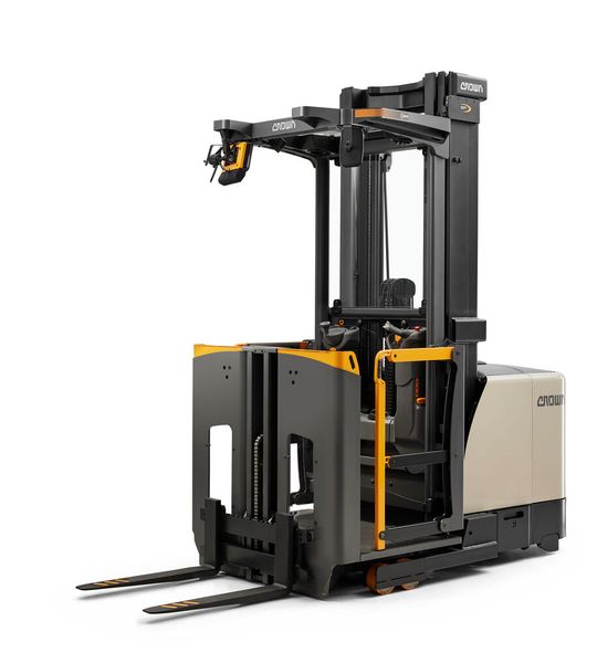 Die Crown-Staplerserie SP 1500 hat man ganz nach Bedarf sozusagen um den Fahrer herum konstruiert, damit auch die Ergonomie stimmt. Der Hersteller verweist außerdem auf die bisher einzigartige Geschwindigkeit von 12 Kilometern pro Stunde.(Bild:  Crown)