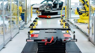 Die Bänder bei Porsche stehen weiter still. (Bild: Porsche)