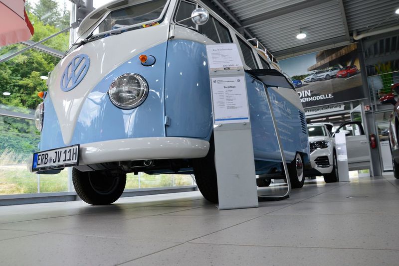 Der folierte VW Bulli im Showroom ist ein Eyecatcher und macht auf das Klassikgeschäft von Vögler aufmerksam. (Bild: Achter)
