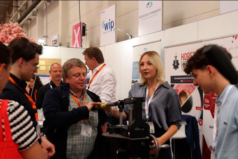 Die Kuteno und die KPA sind als "Arbeitsmessen" bekannt. Und wer wollte, konnte auch selbst Hand anlegen - etwa hier: Die "HoliMaker" ist eine manuelle Spritzgießmaschine, auf der sich Besucher ihr eigenes Messeandenken selbst fertigen konnten. Die Lösung ist interessant nicht nur für Ausbildungszwecke.(Bild:  Maschinenmarkt)