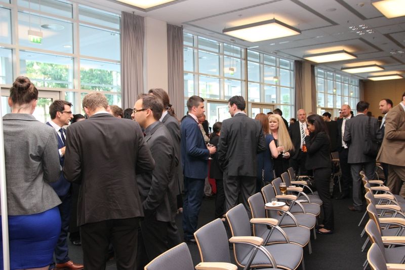 Ausklang des Innovation Awards nach der Verleihung in entspannter Atmosphäre und bei gutem Essen. (Bild: Schäffner/PROCESS)