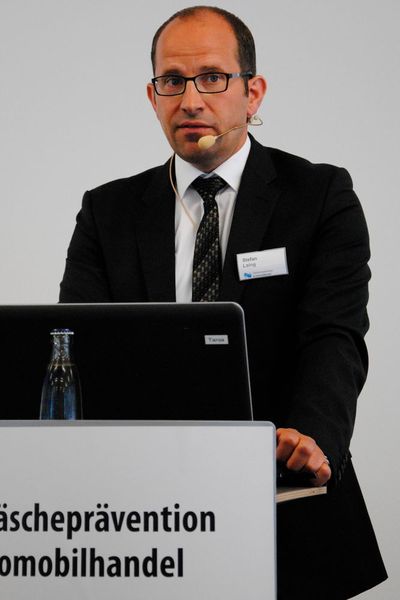 Was bringen die neuen Regeln bei der Geldwäscheprävention? ZDK-Referent Stefan Laing erläuterte, welche Vorgaben auf Autohäuser und Werkstätten durch die Neuerungen des Geldwäschegesetzes zukommen. (Baeuchle/»kfz-betrieb«)