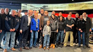 Das Motorradhaus Ebert gehört jetzt zur BMW Rhein-Gruppe. Die Rhein-Geschäftsführer Ralf Rhein (vordere Reihe, 3. v. l.) und Gerd Ruff (hintere Reihe, Mitte) heißen Christian Ebert (Mitte) und sein Team willkommen. (Bild: BMW Rhein)