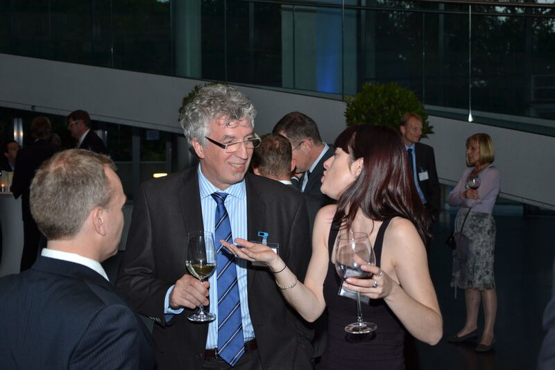 Gute Gespräche bei der After-Award-Party: Ralf Claußen, Eppendorf AG, und Claudia Deasy (Nature Publishing Group)  (Bild: LABORPRAXIS)