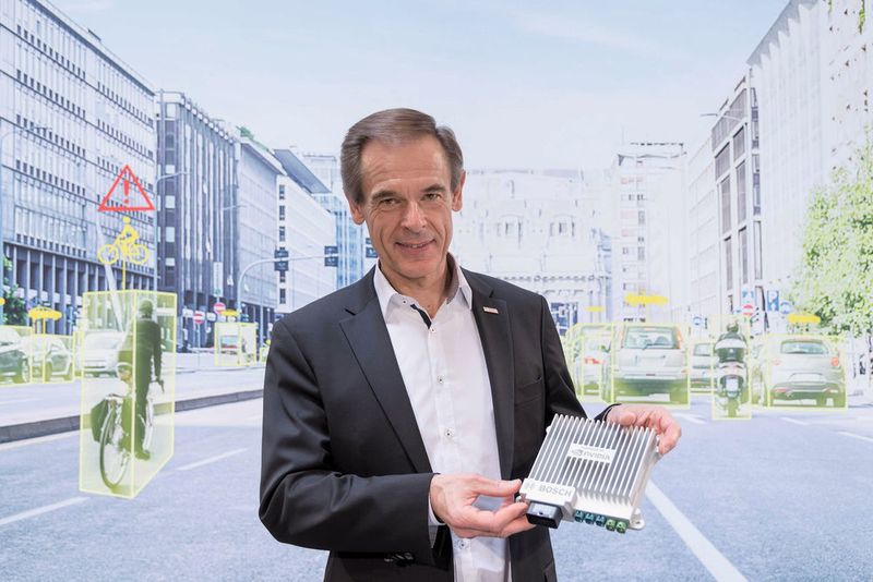 Bosch-Chef Dr. Volkmar Denner mit seinem neuen KI-Autocomputer: „Mit Künstlicher Intelligenz wird Vernetzung persönlich und emotional erlebbar.“ (Bosch)