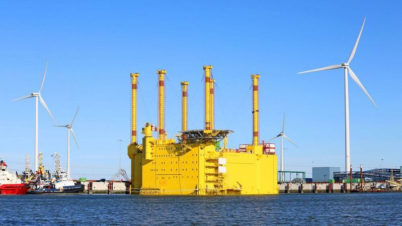 In Konverterplattformen wird der Strom von Windparks auf See gebündelt und für den möglichst verlustfreien Weitertransport an die Küste in Gleichstrom umgewandelt.(Bild:  Kara - stock.adobe.com)