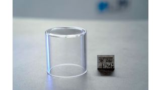Dieses Arrangement aus Glas und Maßstab steht dafür, dass man es am Laser Zentrum Hannover geschafft hat, sichere Glasbehälter für die Aufbewahrung von Gefahrstoffen per Laser zu schweißen. Hier mehr zu den Vorteiilen für die Kreislaufwirtschaft ... (Bild: LZH)