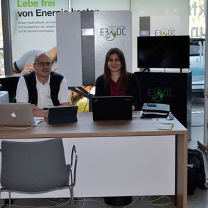 Im Rahmen einer Shop-in-Shop-Lösung berät der Energiedienstleister „Pure Energien“ die Kunden im Autohaus.(Bild:  Mauritz/»kfz-betrieb«)