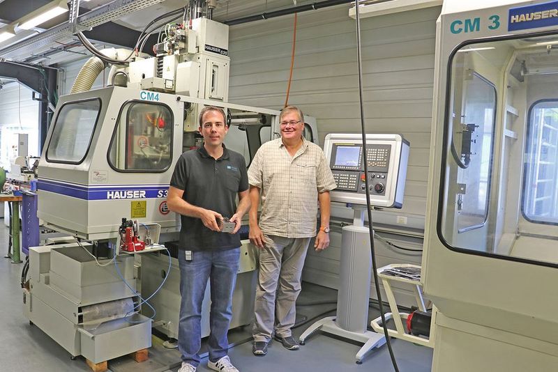 Arnaud Zimmermann (links), Geschäftsführer Pomtava, freut sich mit Roland Haslebacher über den erfolgreichen Retrofit der Hauser S35 und S40.  (Fanuc)