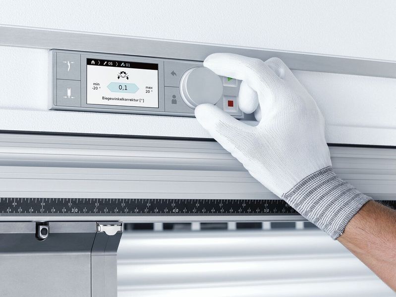 Um Laufwege zu reduzieren und damit die Produktivität zu erhöhen, steht dem Bediener als zusätzliche mobile Bedieneinheit die neue Mobilecontrol Pro zur Verfügung. Er platziert sie flexibel entlang des Pressbalkens – damit ist sie immer in seiner Reichweite und er spart sich häufig den Weg zur Steuerung. (Bild: Trumpf)