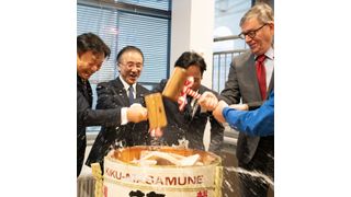 Traditioneller Sake-Anstich zur Eröffnung: Norio Nakajima, Senior Executive Vice President des Module Business von Murata, Takashi Murata, den japanischen Botschafter in Finnland, Yuichiro Hayata, Managing Director von Murata Electronics, Hannu Penttilä, stellvertretender Bürgermeister der Stadt Vantaa und Jukka Virman, Betriebsratsvorsitzender von Murata Electronics. (Riku Isohella)