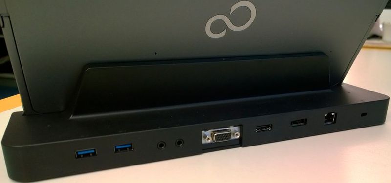 Ein optionales Zubehör ist das Docking Cradle für den Büroschreibtisch. Es erweitert das Tablet um zusätzliche Schnittstellen. (Bild: Vogel IT-Medien)