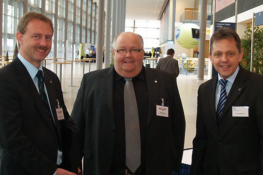 Zufriedene Sponsoren: unter anderem Uwe Imbach (Mitte) und Thomas Buchwald (re.) von der Car Garantie. (Archiv: Vogel Business Media)