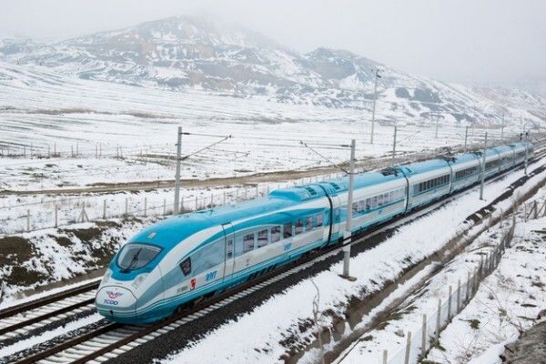 Red Dot Award 2015 - Hochgeschwindigkeitszug Velaro Plattform von Siemens: Der Velaro ist ein Hochgeschwindigkeitszug, zugelassen nach TSI-Norm, der innovative Technologie mit zeitgemäßem Design vereint. Bei Geschwindigkeiten von bis zu 400 km/h erhöhen komplexe Crash-Absorber die Sicherheit der Fahrgäste. Zudem wurde Wert auf Umweltverträglichkeit gelegt, sodass der Velaro einen optimierten cw-Wert hat, 20 Prozent weniger Energie verbraucht und zu 97 Prozent recyclebar ist. Dank des Plattformgedankens kann das Interieur flexibel gestaltet werden. Bei der Konzeption wurden Belange von Fahrgästen mit reduzierter Mobilität berücksichtigt. (Bild: Red Dot)
