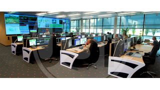 Im Kontrollzentrum der Fiducia Gruppe: Das Kerngeschäft des Dienstleisters liegt im Rechenzentrumsbetrieb mit Großrechner-Technologie sowie in der Entwicklung und Implementierung integrierter IT-Anwendungen in der genossenschaftlichen Finanz Gruppe. (JST)