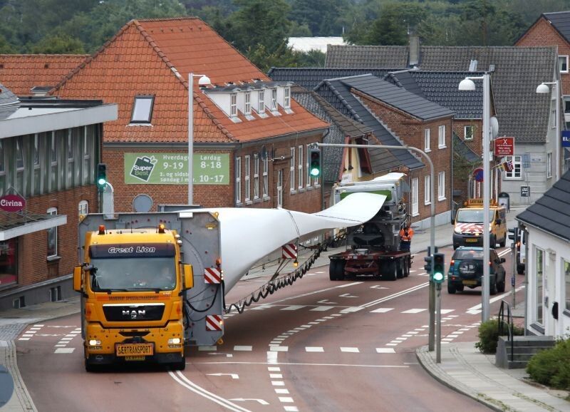Der erste Prototyp der Weltrekord-Windturbine auf dem Weg durch Dänemark, bei Aufbau und Tests (Siemens)