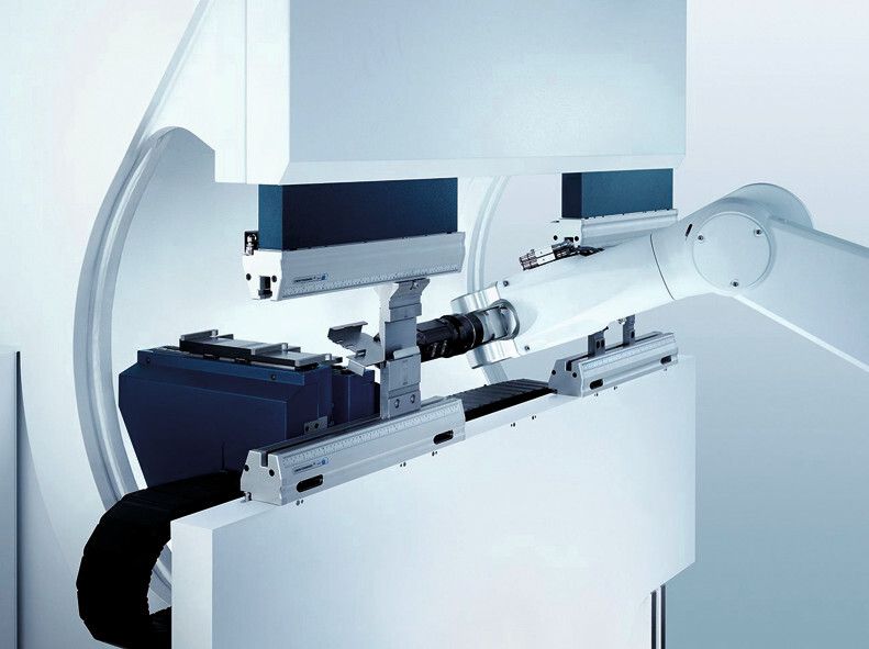 Speziell für das automatisierte Biegen von Kleinteilen ist die TruBend Cell 7000 das schnellste System der Welt. Sie liefert eine äußerst hohe Produktivität beim Kanten, was letztendlich zu  besonders niedrigen Teilekosten führt. (Bild: Trumpf)